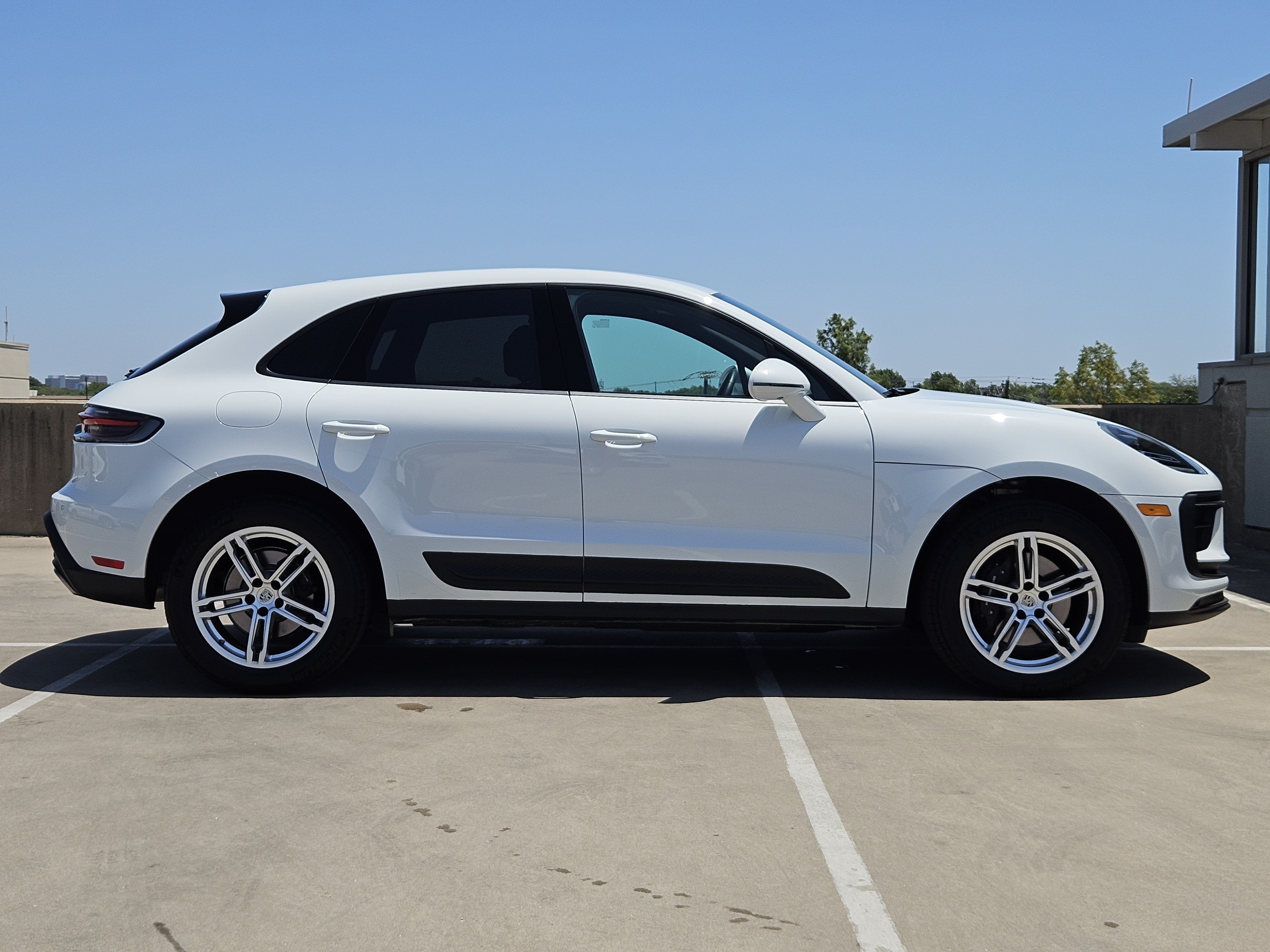 Certified 2026 Porsche Macan AWD/4WD image 9