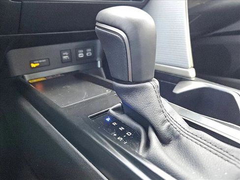 Used 2025 Toyota Camry SE image 12