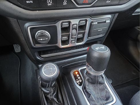 Used 2025 Jeep Wrangler Unlimited Sahara AWD/4WD image 20
