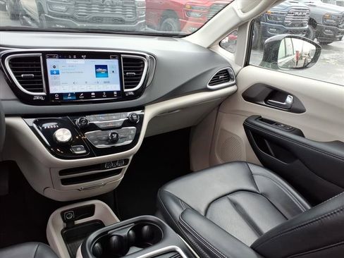 Certified 2024 Chrysler Pacifica Touring-L FWD image 13