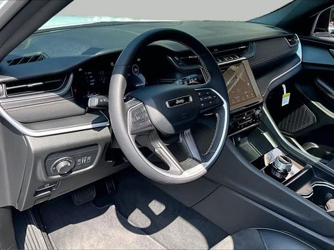 Used 2025 Jeep Grand Cherokee Altitude AWD/4WD image 18