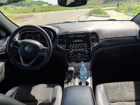 Used 2022 Jeep Grand Cherokee Laredo X image 12