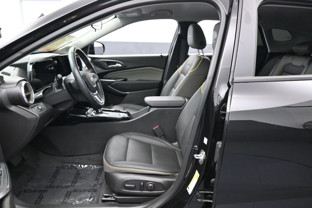 Used 2025 Chevrolet Trax ACTIV FWD image 11