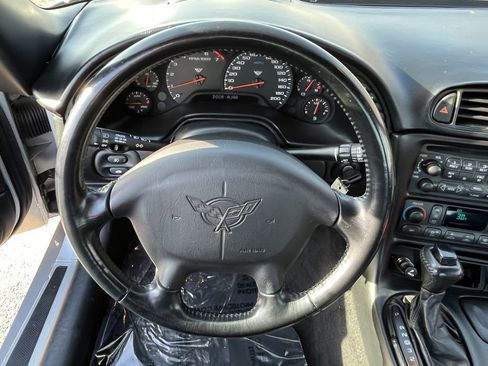 Used 2000 Chevrolet Corvette Coupe w/ Roof Pkg RWD image 12