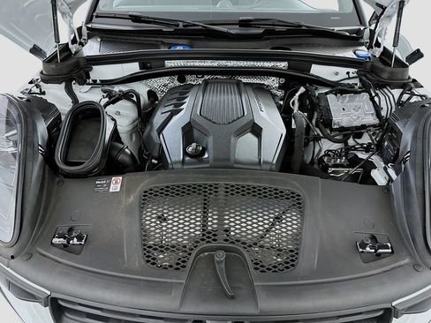 Certified 2025 Porsche Macan AWD/4WD image 32