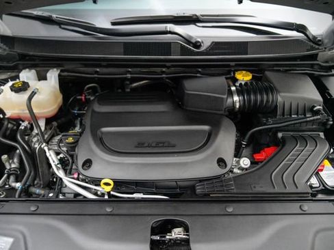 Used 2025 Chrysler Pacifica Limited FWD image 14
