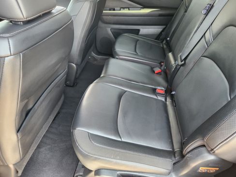 Used 2025 Nissan Pathfinder SL FWD image 29
