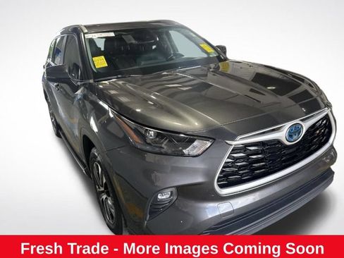 Used 2023 Toyota Highlander XLE FWD image 1