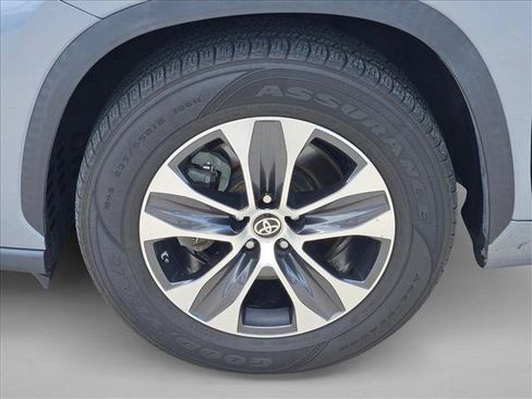 Used 2020 Toyota Highlander XLE FWD image 23