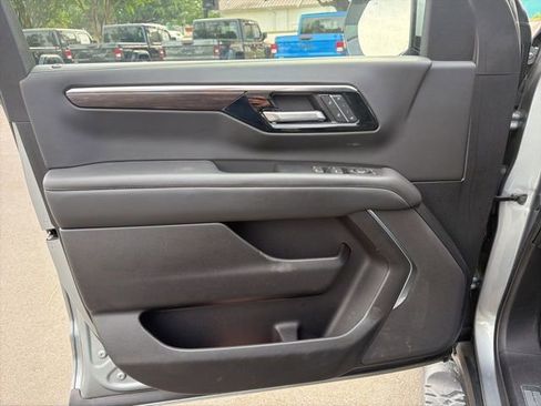Used 2025 Chevrolet Suburban Z71 AWD/4WD image 19