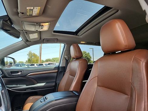 Used 2018 Toyota Highlander Limited FWD image 13