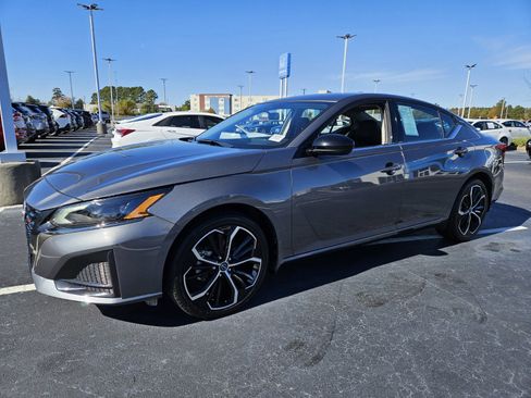 Used 2025 Nissan Altima 2.5 SR image 3