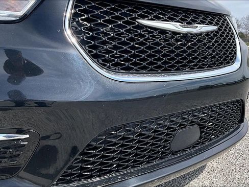 Used 2023 Chrysler Pacifica Touring-L image 29