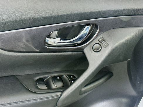 Used 2017 Nissan Rogue SV w/ SV Premium Package image 15