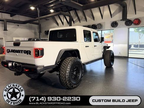 Used 2024 Jeep Gladiator Rubicon AWD/4WD image 31