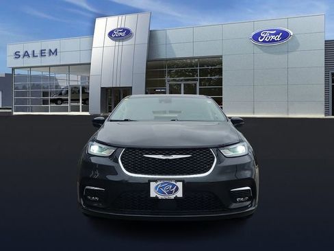 Used 2023 Chrysler Pacifica Touring-L FWD image 8