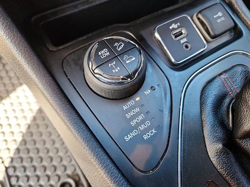 Used 2020 Jeep Cherokee Trailhawk image 18