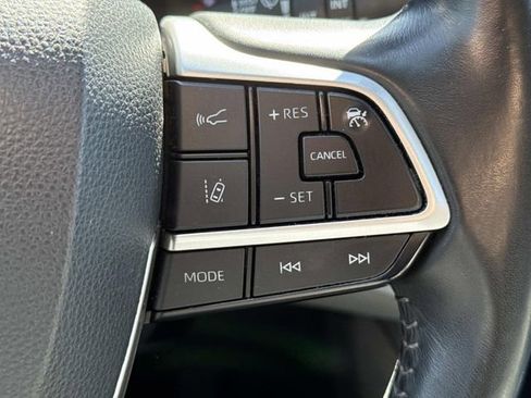 Used 2022 Toyota Highlander LE AWD/4WD image 23