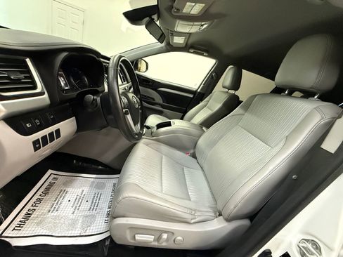 Used 2017 Toyota Highlander Plus w/ Carpet Mat Package AWD/4WD image 17