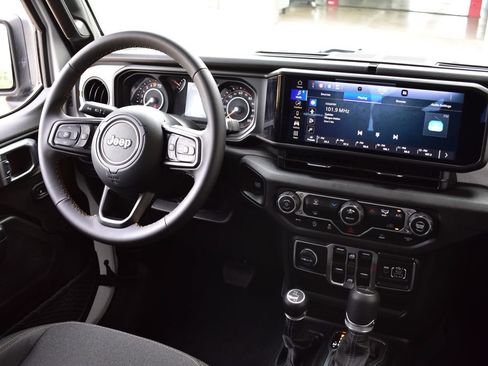 Used 2025 Jeep Gladiator Sport AWD/4WD image 28