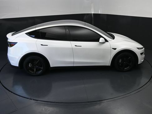 Used 2026 Tesla Model Y AWD image 30
