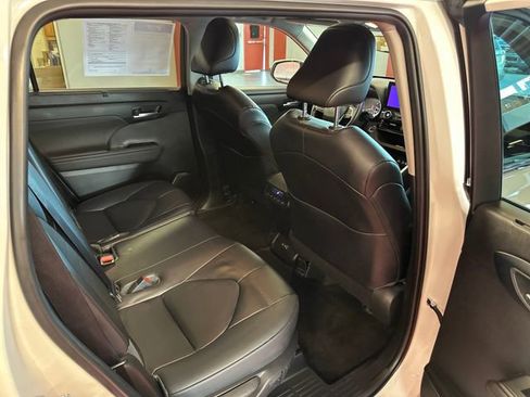 Used 2023 Toyota Highlander XLE AWD/4WD image 15