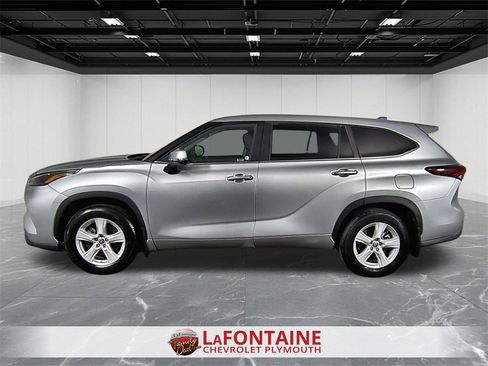 Used 2024 Toyota Highlander LE image 5
