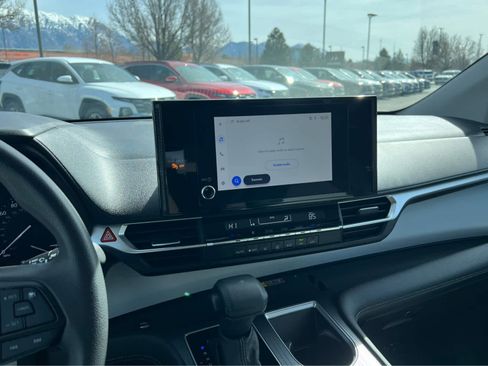 Used 2025 Toyota Sienna LE image 33