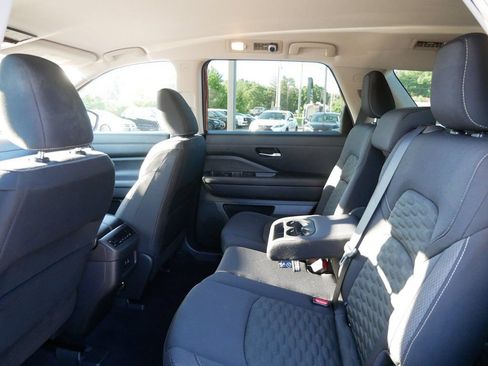 Used 2022 Nissan Pathfinder SV AWD/4WD image 11