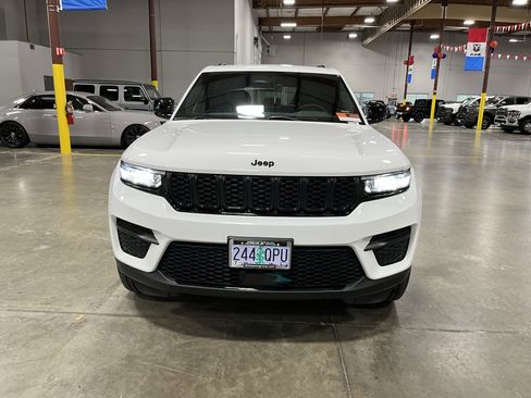 Certified 2025 Jeep Grand Cherokee Altitude image 8