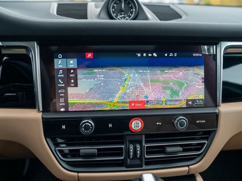 Used 2025 Porsche Macan image 17