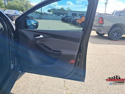 Used 2013 Ford Focus SE w/ SE Winter Pkg FWD image 19