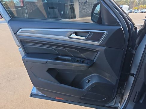 Used 2020 Volkswagen Atlas Cross Sport SEL image 30