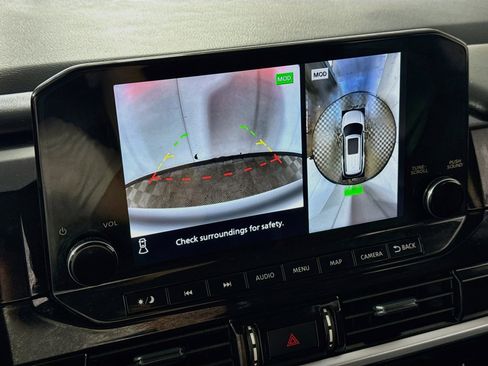 Used 2025 Nissan Pathfinder SL image 3