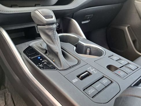 Used 2023 Toyota Highlander XLE image 11