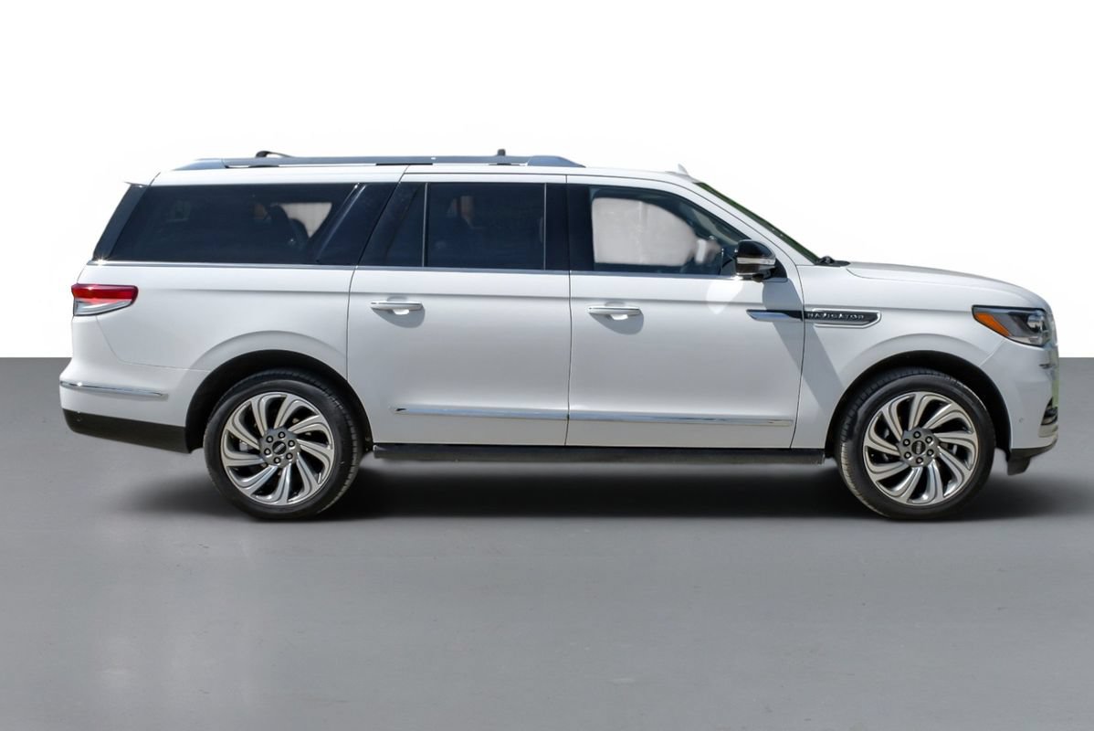 Used 2023 Lincoln Navigator L Reserve AWD/4WD image 5