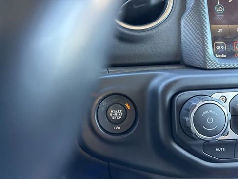 Used 2020 Jeep Wrangler Unlimited Sahara AWD/4WD image 31