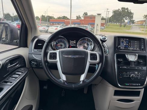 Used 2014 Chrysler Town & Country Touring image 10