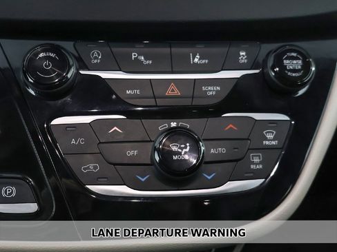 Used 2023 Chrysler Pacifica Touring-L image 5