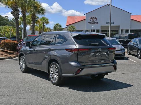 Used 2024 Toyota Highlander Platinum FWD image 3