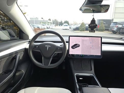 Used 2021 Tesla Model 3 Standard Range Plus image 9