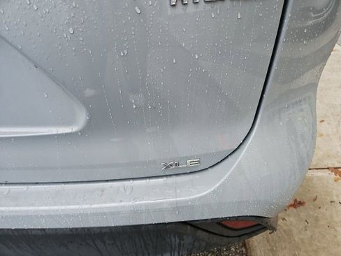 Used 2023 Toyota Highlander Bronze Edition image 11