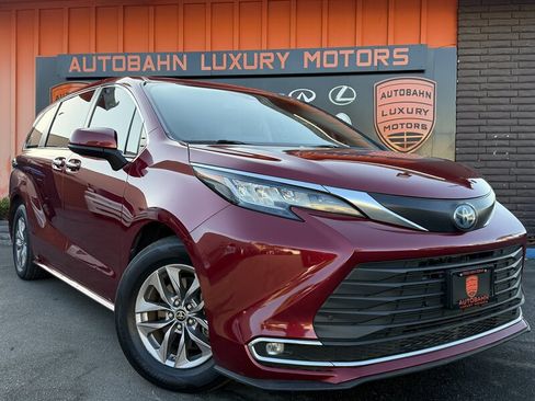 Used 2022 Toyota Sienna XLE FWD image 1