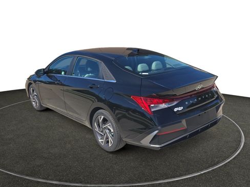 Certified 2025 Hyundai Elantra Limited FWD image 3