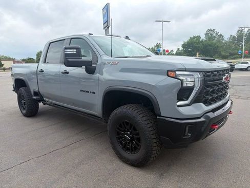 Used 2024 Chevrolet Silverado 2500 ZR2 w/ Technology Package AWD/4WD image 4