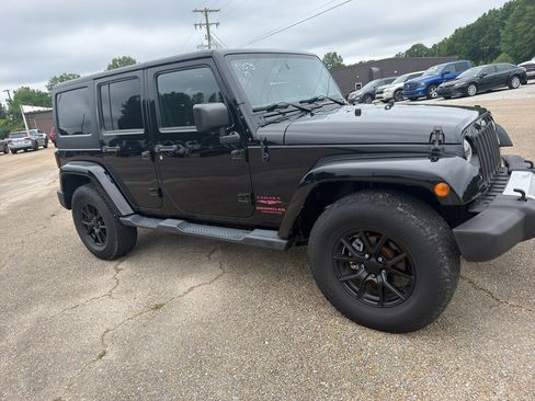Used 2015 Jeep Wrangler Unlimited Sahara w/ Connectivity Group AWD/4WD image 3