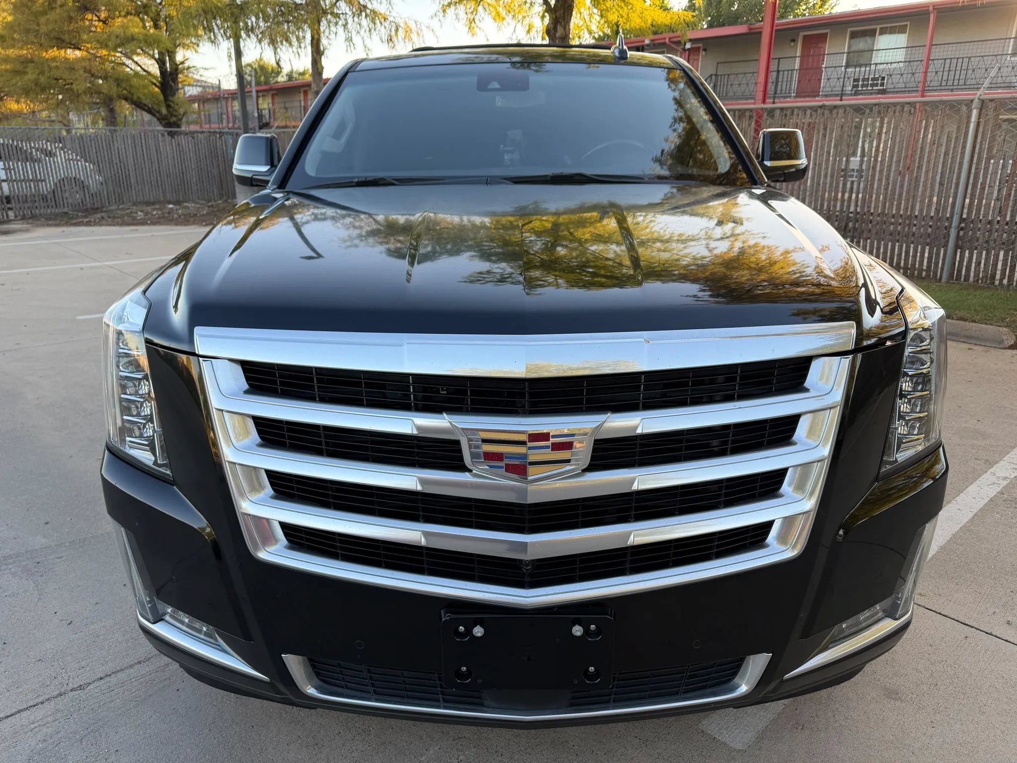 Used 2018 Cadillac Escalade Premium Luxury RWD image 3
