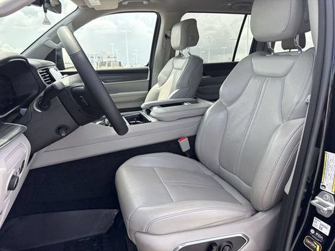 Used 2024 Jeep Wagoneer Series II w/ Flexible Seating Group AWD/4WD image 11