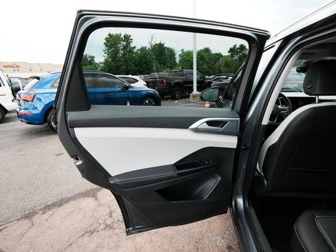 Used 2025 Volkswagen Taos SE w/ Panoramic Sunroof Package AWD/4WD image 12