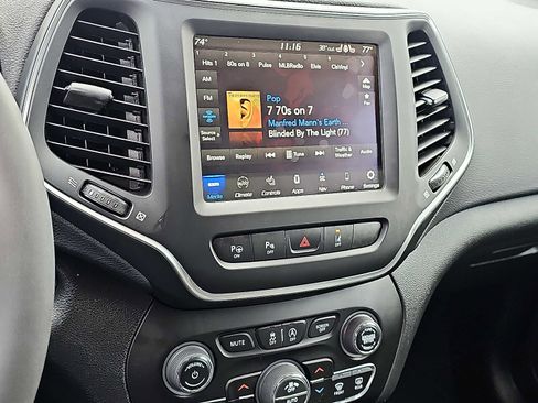 Used 2023 Jeep Cherokee Altitude Lux image 18